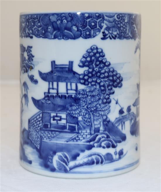 A large Chinese export blue and white mug, Qianlong period, 14.5cm